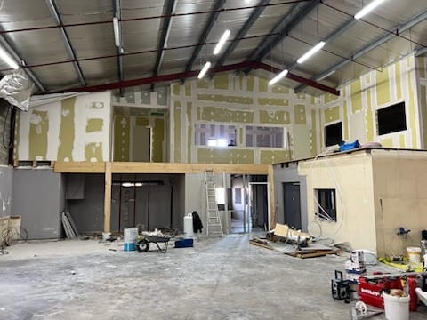Gallery Aménagement d’un hangar professionnel à Bordeaux avec pose de cloisons en plaques de plâtre et finitions.