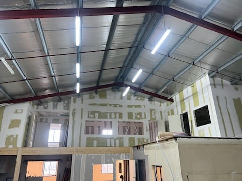 Gallery Aménagement d’un hangar professionnel à Bordeaux avec pose de cloisons en plaques de plâtre et finitions.