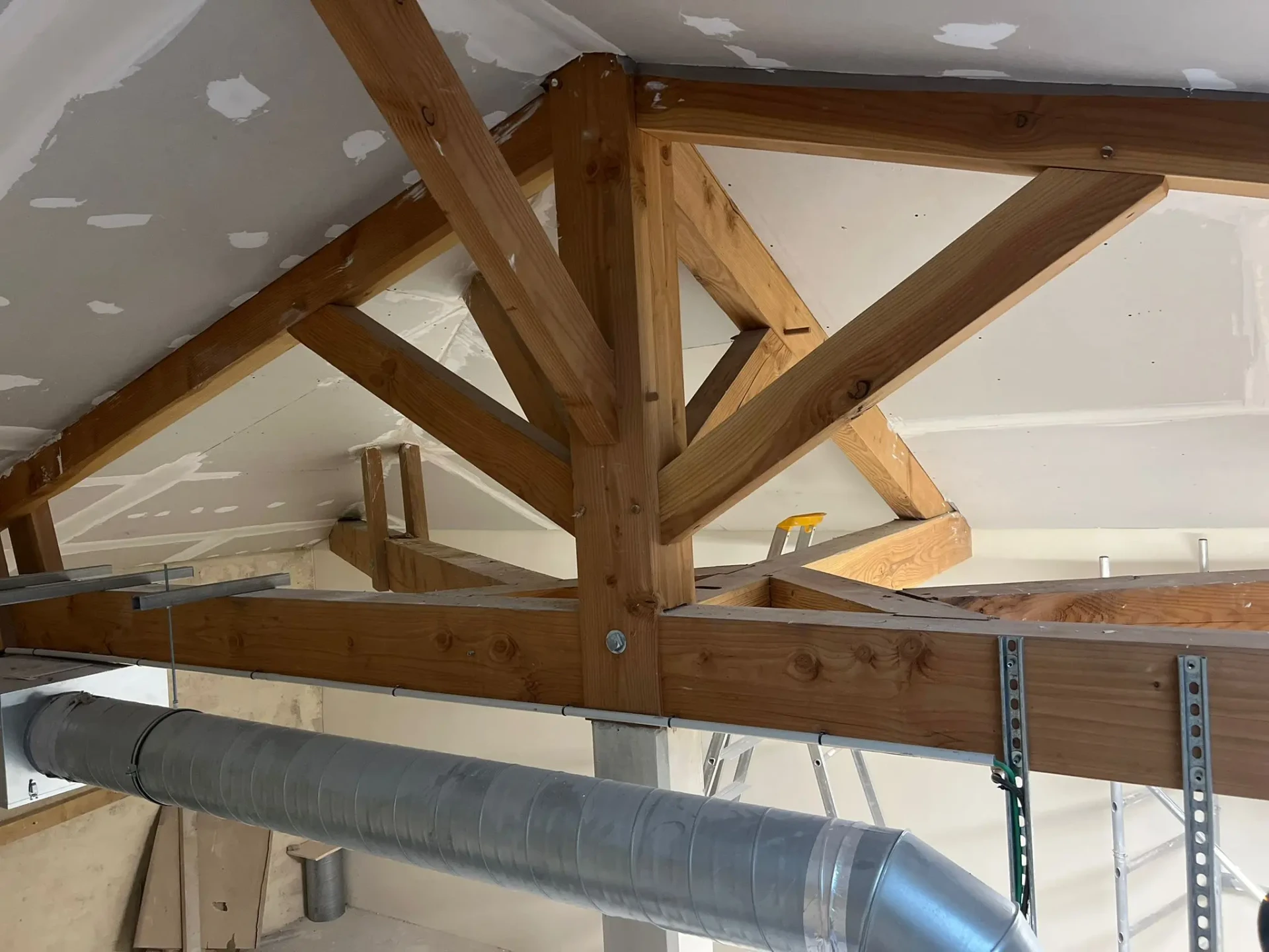 Charpente bois avec plafond en placo et gaines techniques en rénovation à Bordeaux